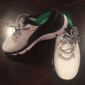 Under Armour Shoes - Women’s under under armour sz 10 Under Armour Shoes - Women’s under under armour sz 10